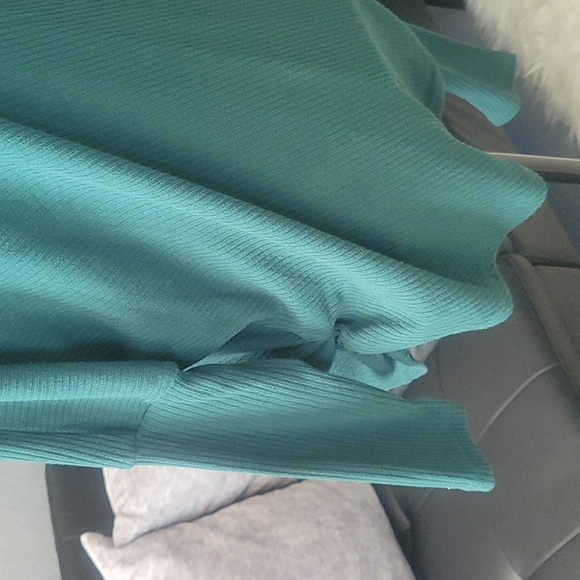 Hunter Green off shoulder top - Picture 4 of 4